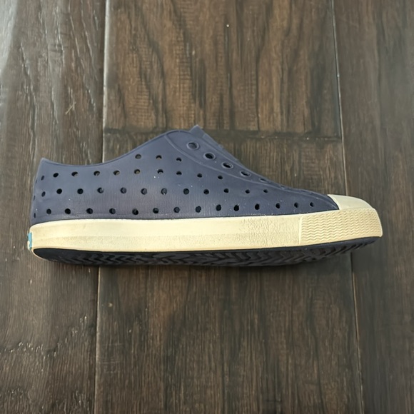 Native-Previously loved(size 1) navy blue - Picture 9 of 9